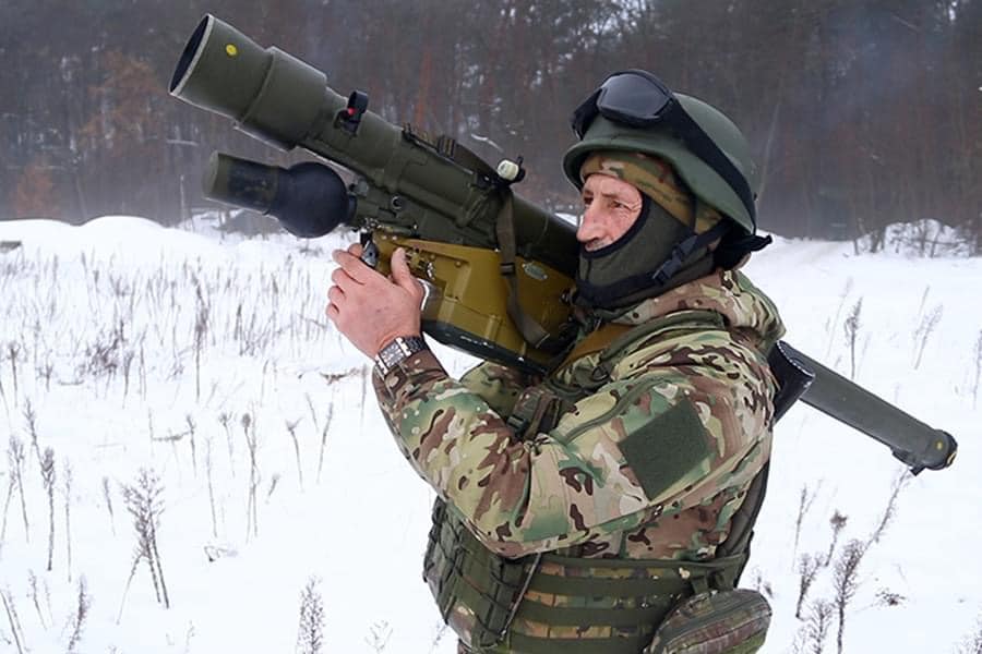 Нацгвардієць із зенітно-ракетним комплексом.