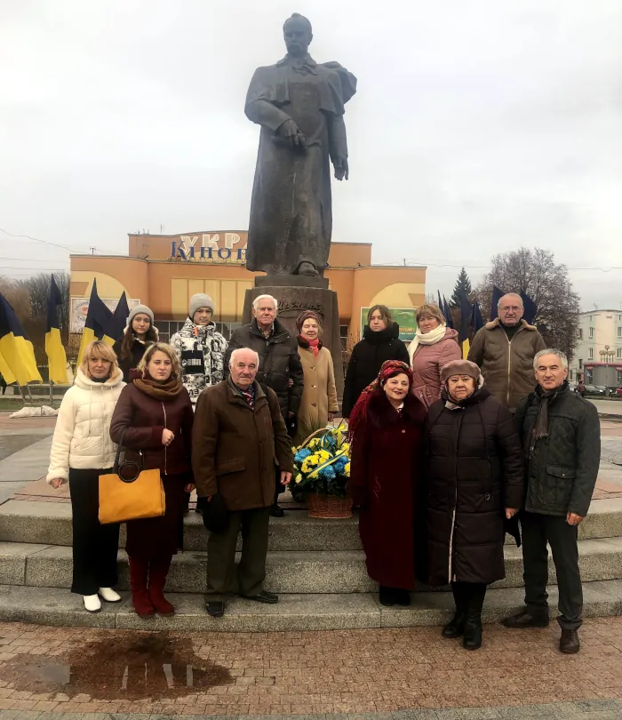 Покладання квітів до пам'ятника Тарасові Шевченку.