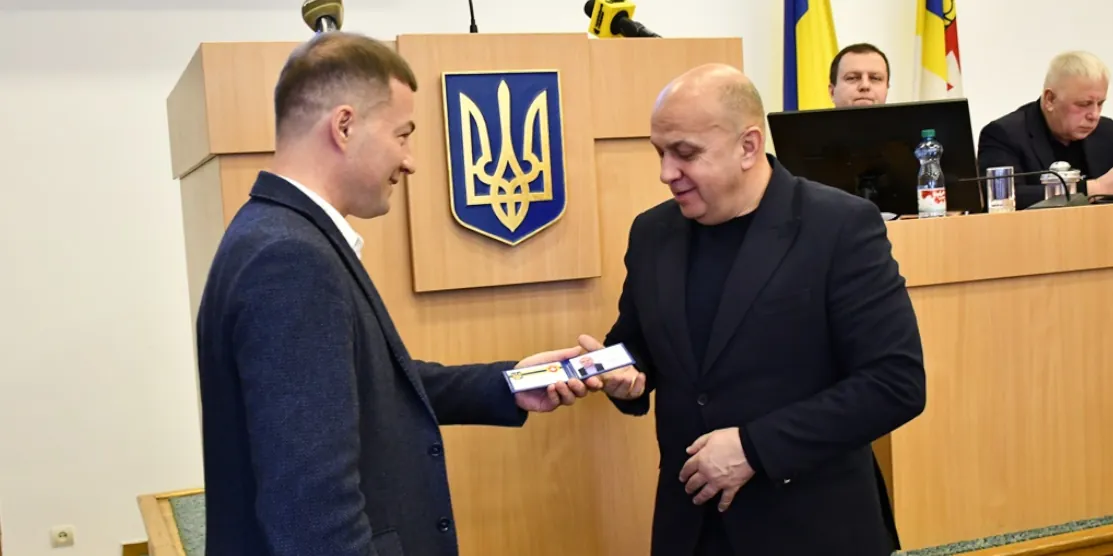 Віталій Бойко отримує мандат.