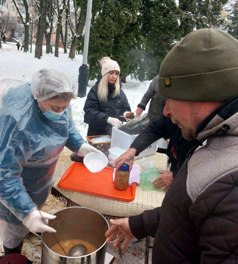 Видача гарячої страви.