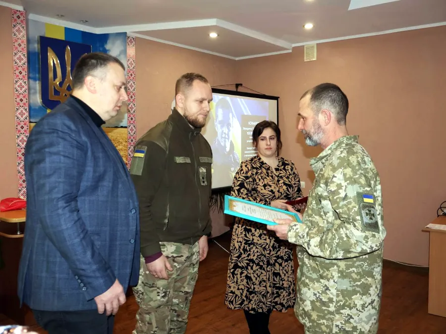 Батько Володимира Кофанова отримує нагороду сина.