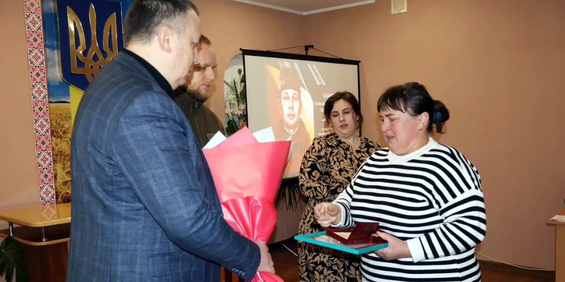 Дружина Одарчука Олександра Світлана, отримує нагороду.