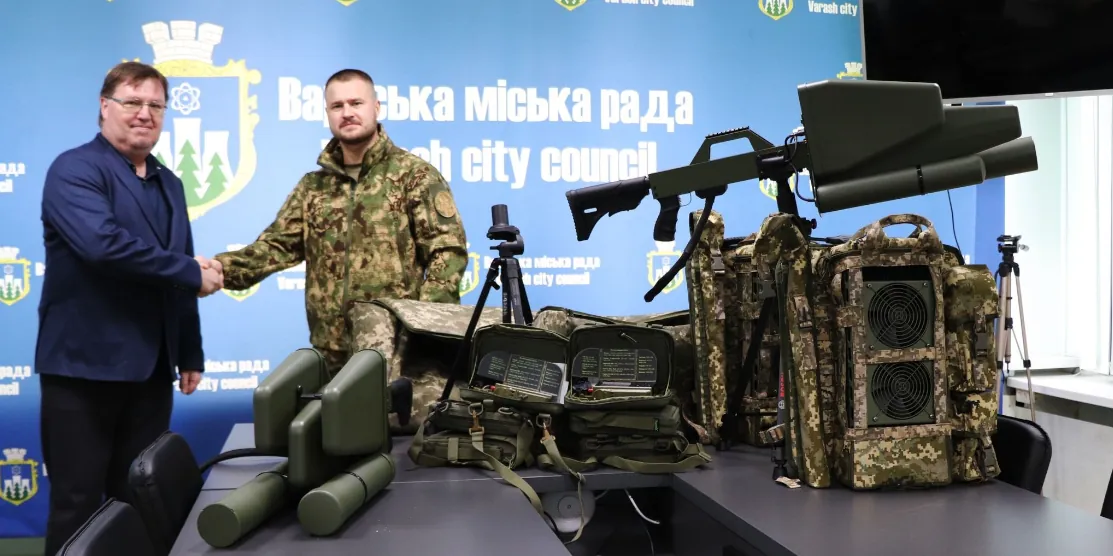 Передача антидронових рушниць та персональних засобів радіо-електронної розвідки від Вараської громади