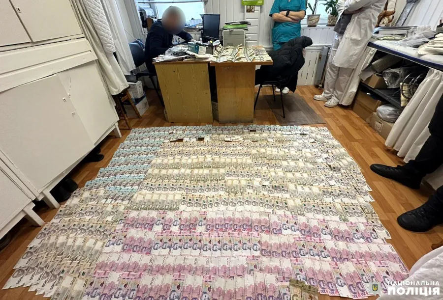 Виявлена в кабінеті готівка.