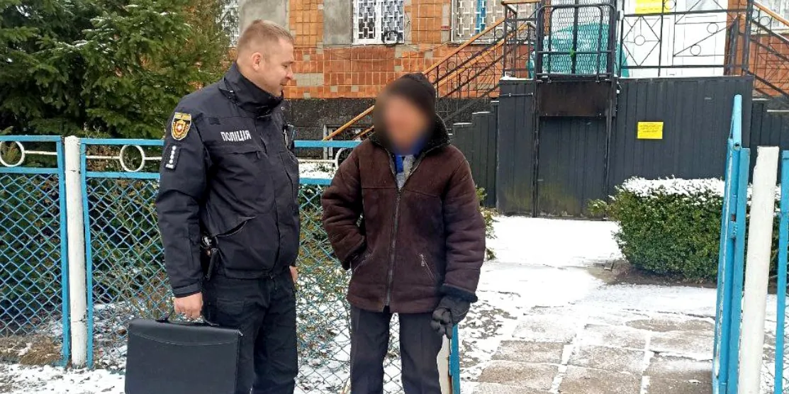 Поліцейський розмовляє з мігрантом.
