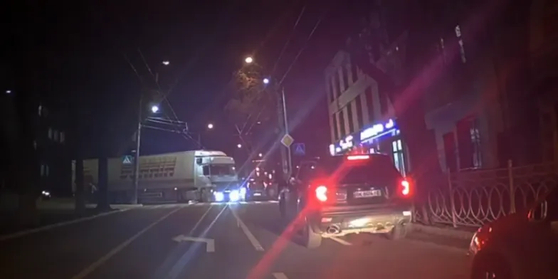 Вантажівка в центрі.