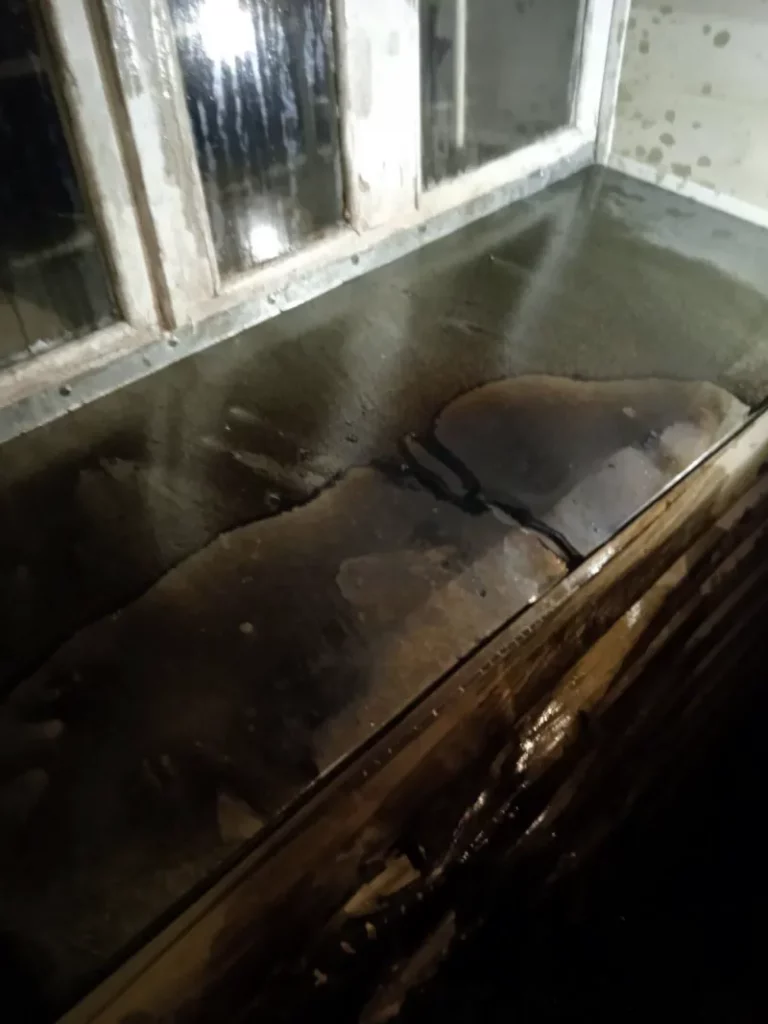 Обгоріле підвіконня.