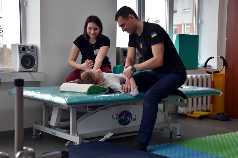 Лікарі працюють з пацієнткою.