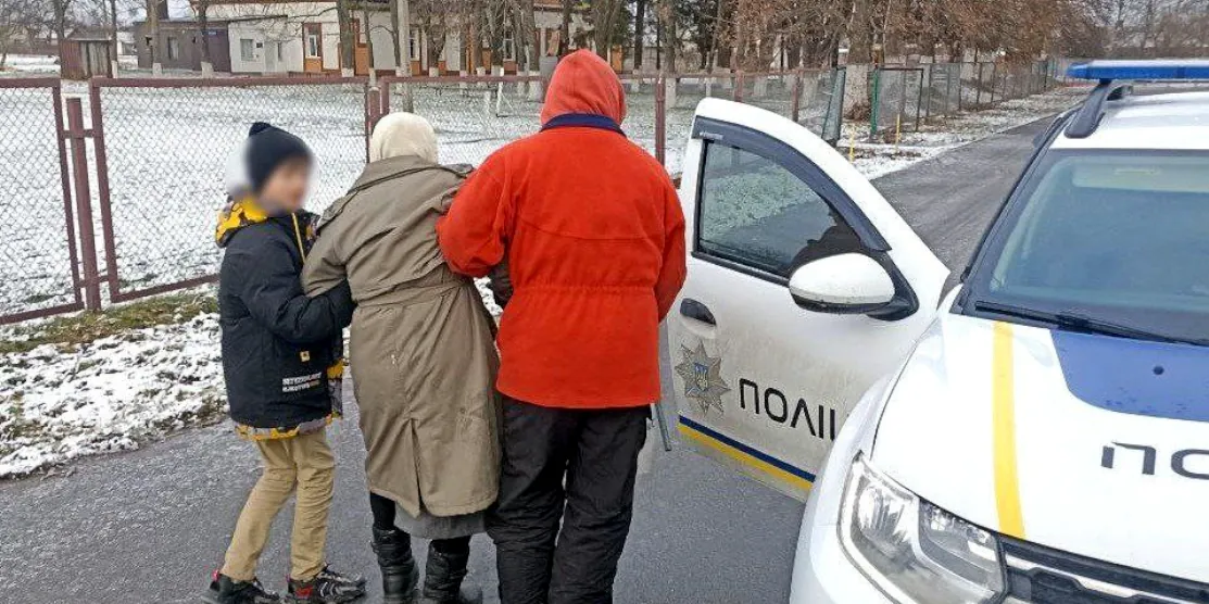 Допомагають пенсіонерці.