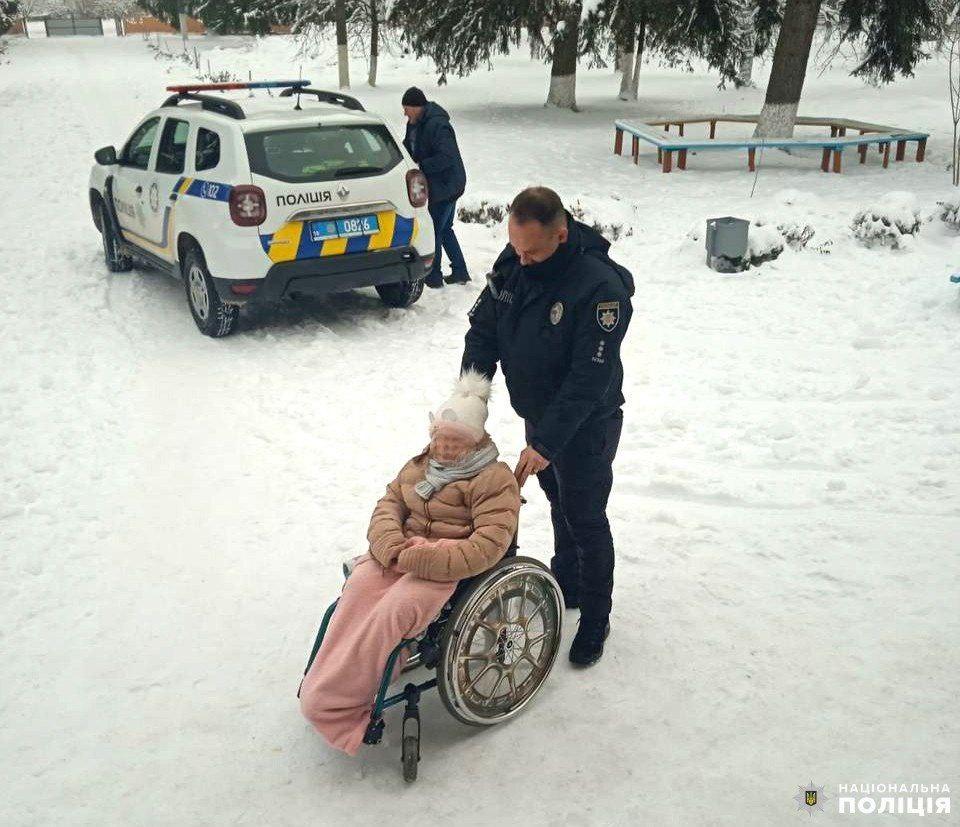 Поліцейський офіцер Повчанської тергромади на Рівненщині допоміг дитині потрапити на виставу