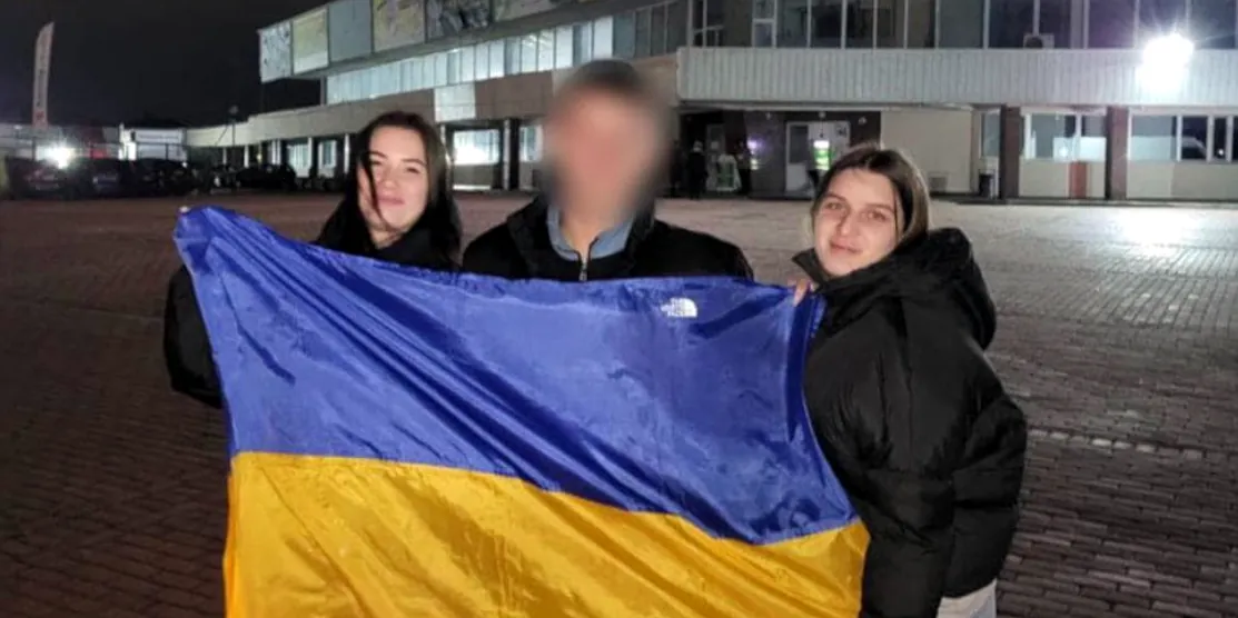 Повернений хлопець з родиною
