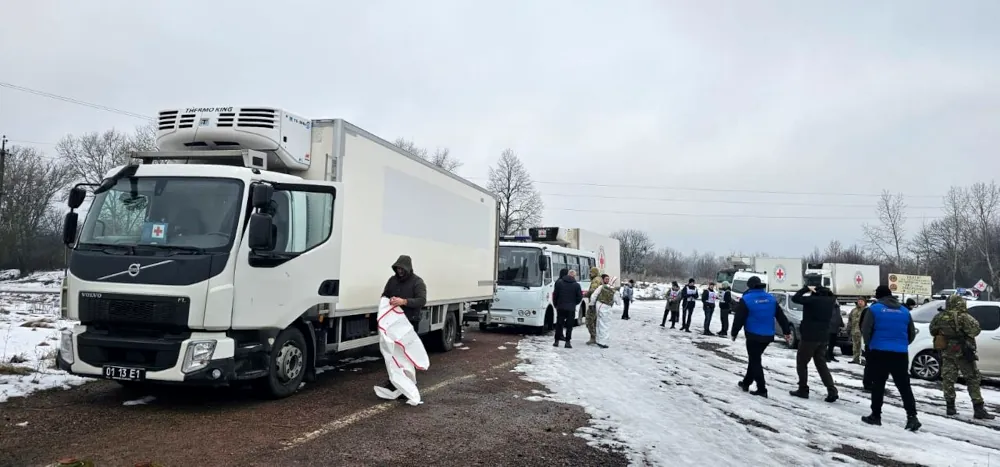 Вантажівки Червоного Хреста привезли тіла захисників.