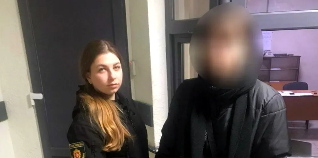Поліцейська і неповнолітня дівчина.