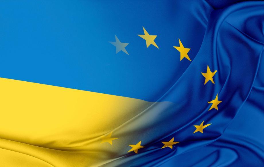 Прапори ЄС і України