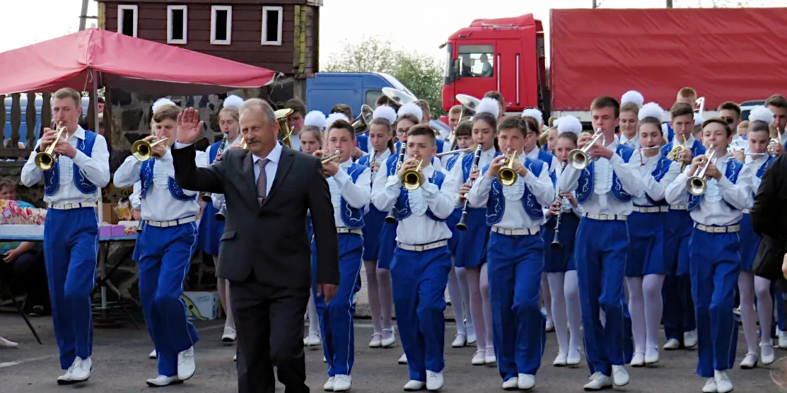 Оркестр під проводом Валодимира Вакуліна.