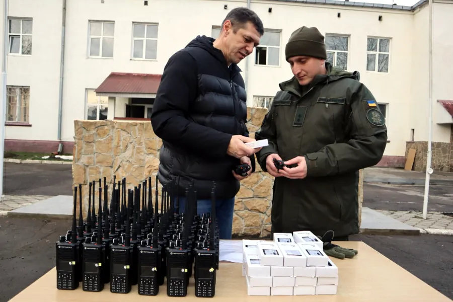 Передача радіостанцій нацгвардійцям.