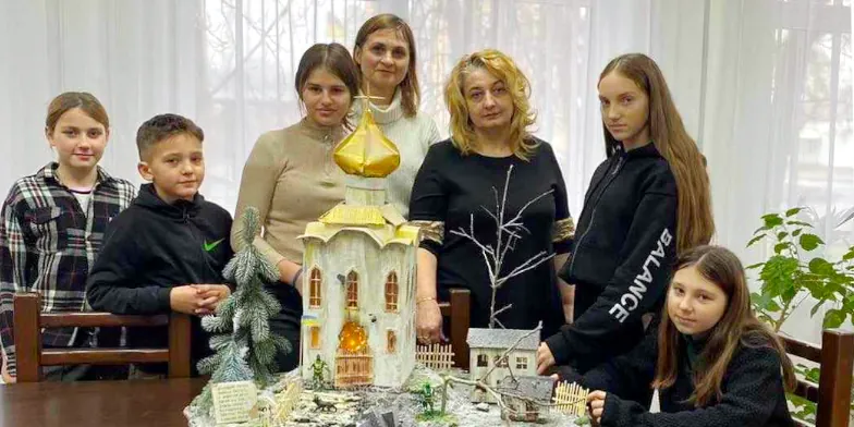 Діти і вчительки зі своїм витвором.