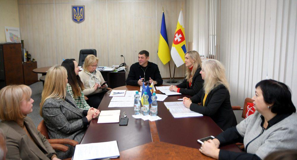 Працює ліцензійна комісія.
