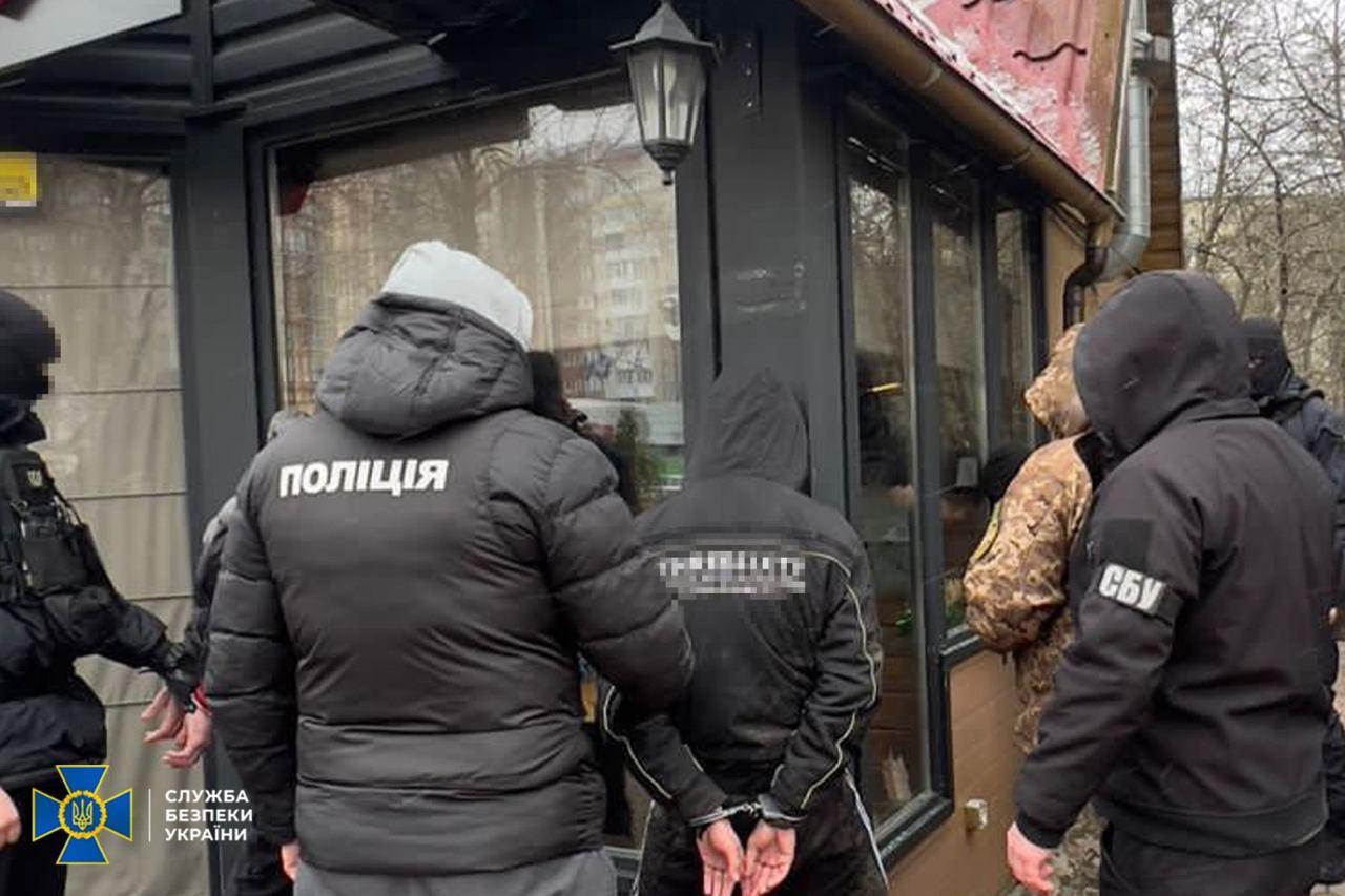 Злочинна банда «вибивала» гроші у пораненого воїна ЗСУ на Волині