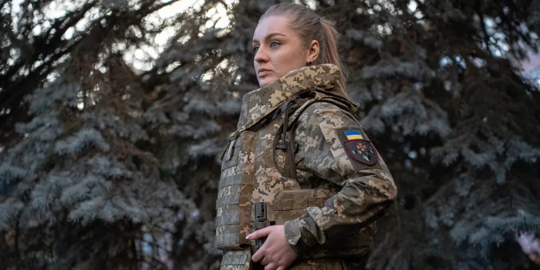 Військовослужбовиця в бронежилеті.