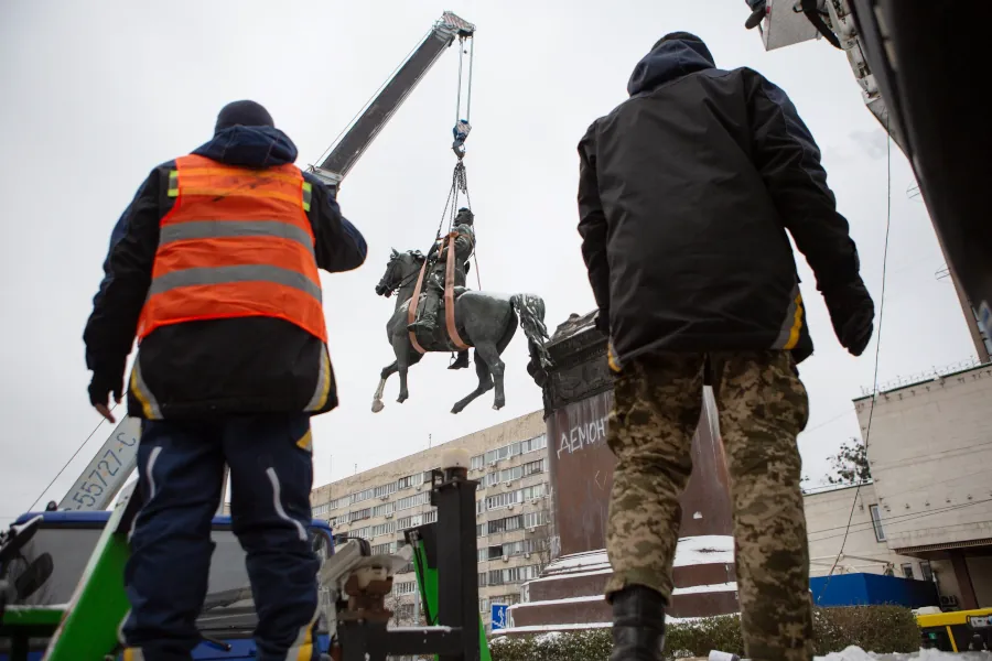 Знімають пам'ятник Щорсу в Києві.
