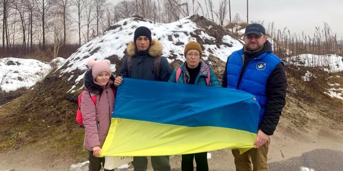Повернені хлопець і дівчина.