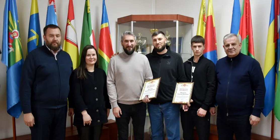 Групова світлина під час нагородження волонтерів.