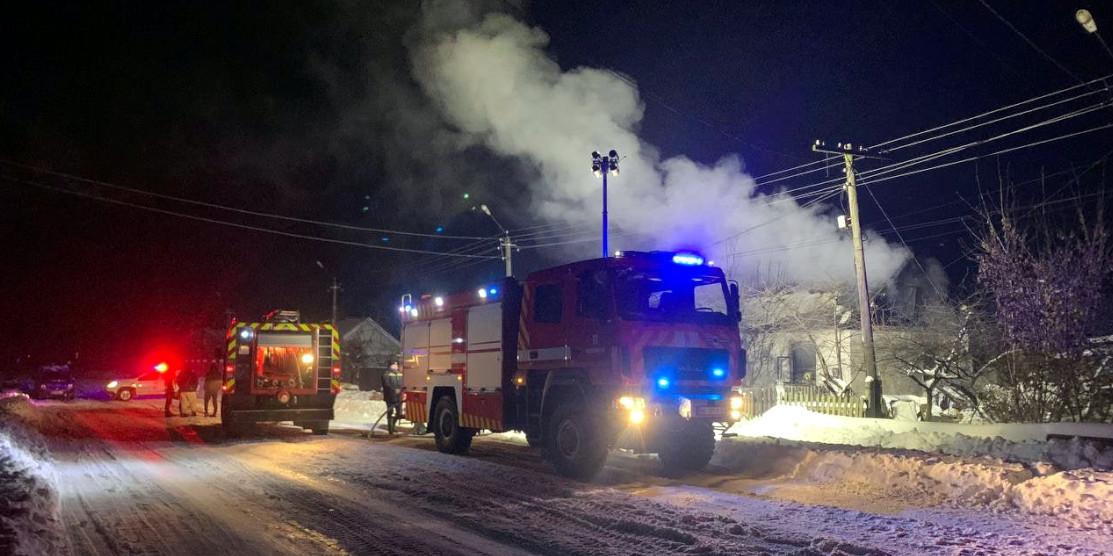 Пожежні авто на місці пожежі.