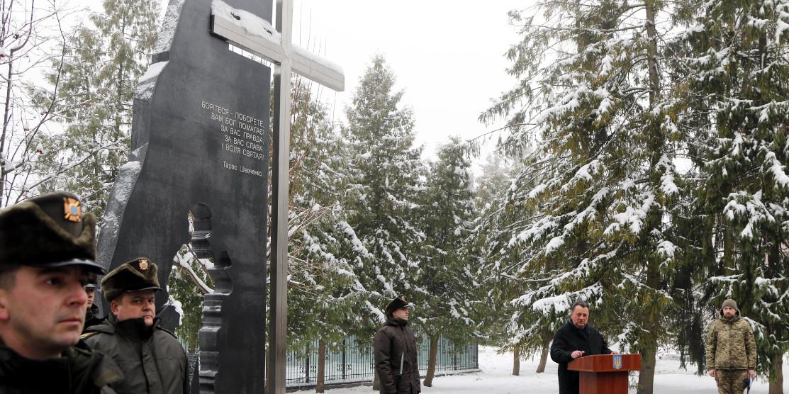 Під час відкриття стели.
