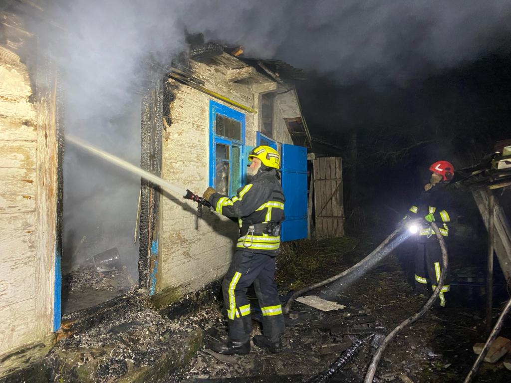 Вогнеборці Рівненщини ліквідували пожежу в житловому будинку