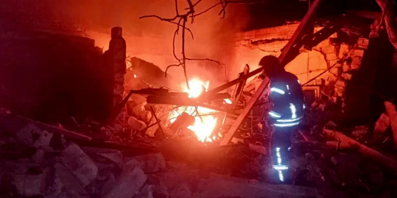 Рятувальники гасять пожежу після ворожого удару.