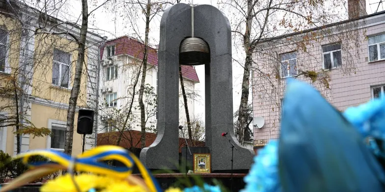 Пам'ятник жертвам Чорнобильської катастрофи в Рівному.
