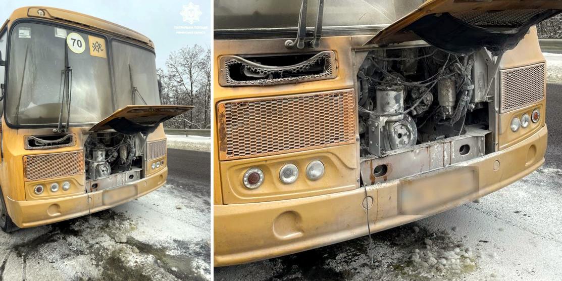 Автобус з пошкодженим вогнем двигуном.