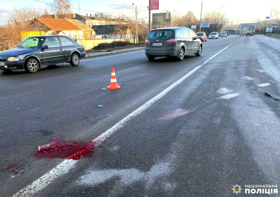 Сліди крові на землі.
