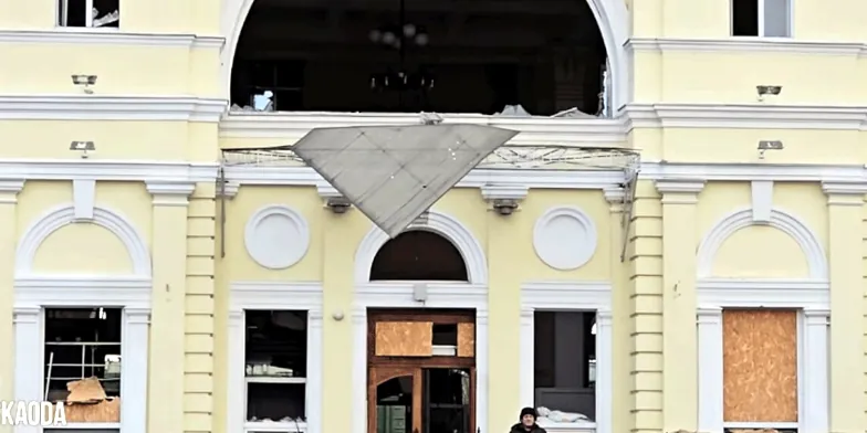 Вибиті вікна на станції.