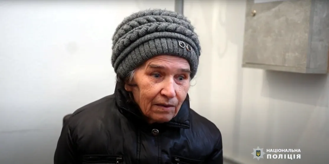Ошукана пенсіонерка розповідає про пригоду в поліційному відділку.