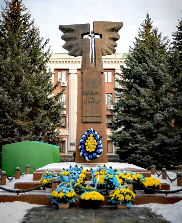 Пам'ятний знак "Загиблим за Україну" в Рівному.