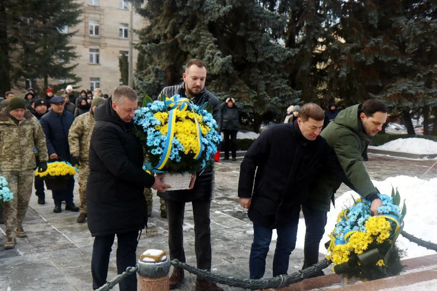Покладання квітів.