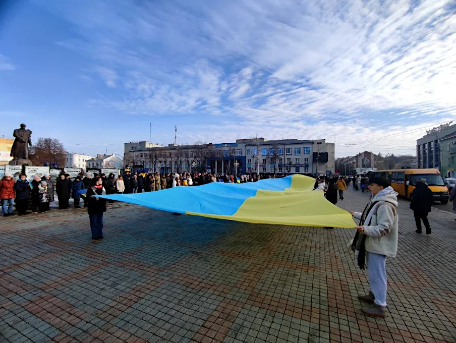 Розгортання прапора в Рівному.