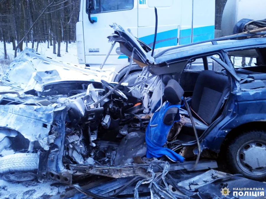 Зім'яте в наслідку аварії авто.