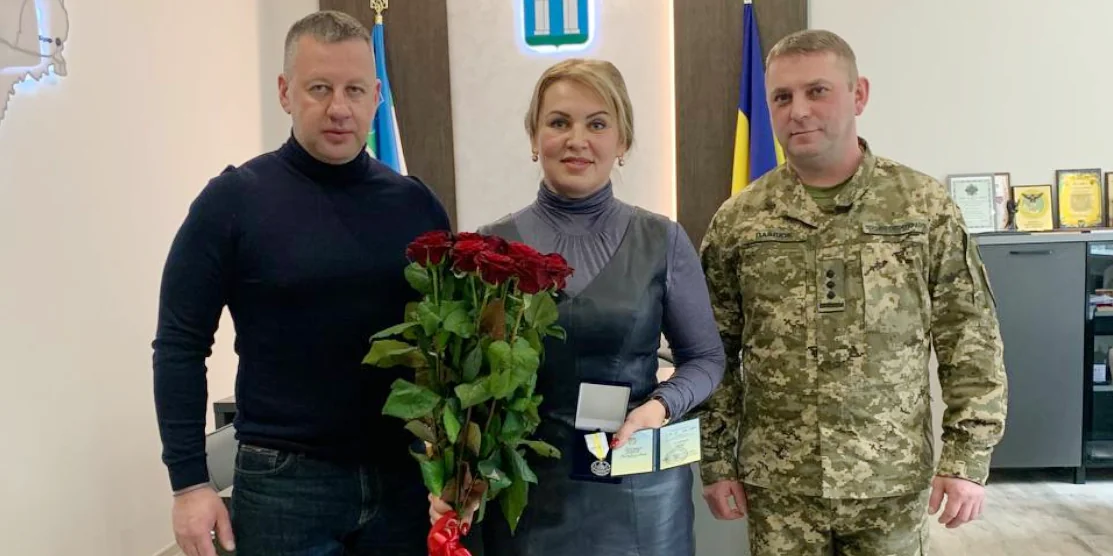 Олена Ярощук отримує відзнаку.