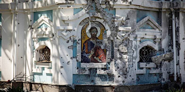 Пошкоджена церква у Лісному біля Харкова.
