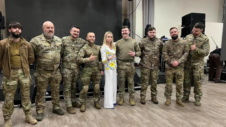 На благодійному вечорі.