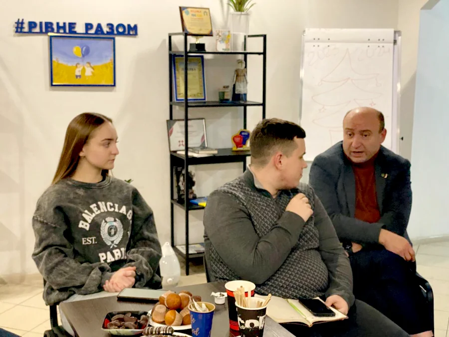 Олександр Гребенюк говорить під час зустрічі ініціативної групи "Молодь Разом".