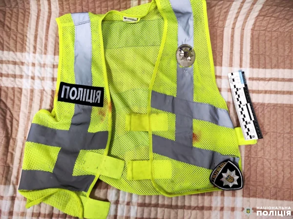 Сліди крові на жилетці.