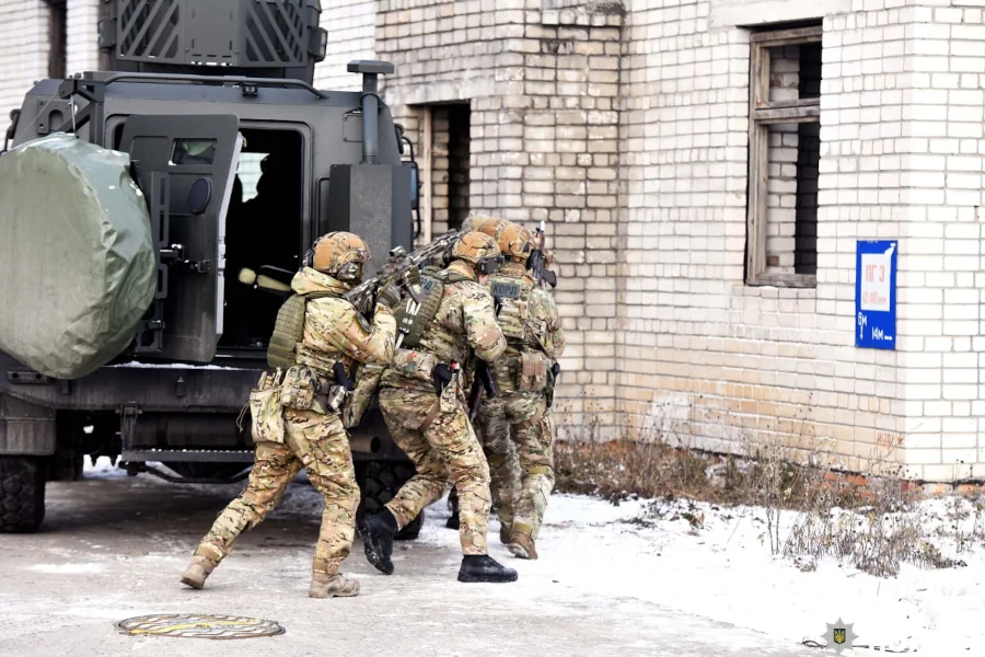 Штурм будівлі.