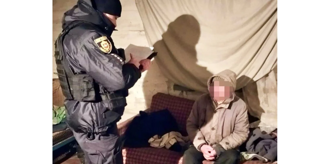Поліція виписує штраф.