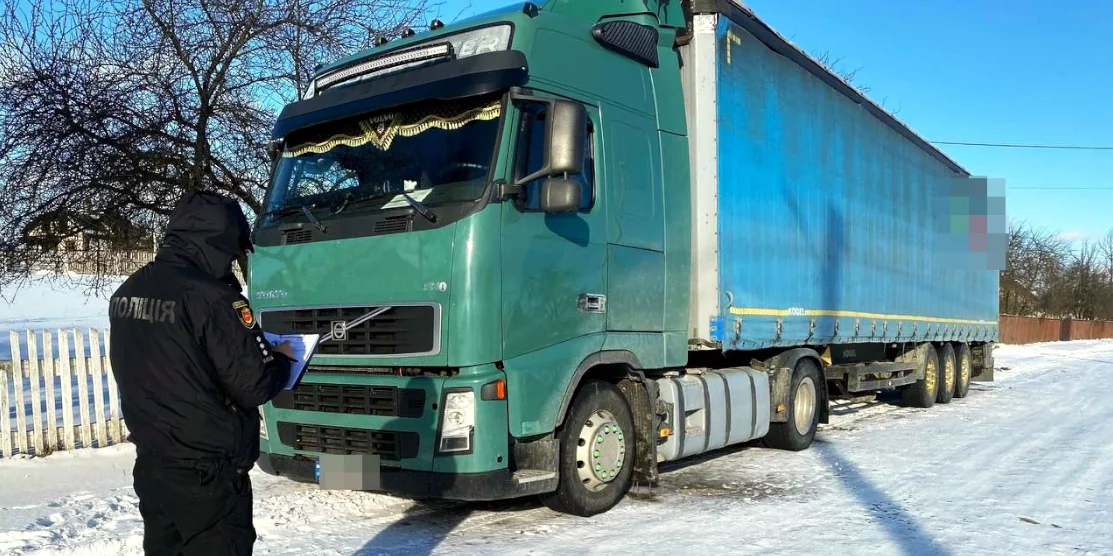 У Сарненському районі водій незаконно перевозив деревину Вантажівка, яка перевозила деревину.