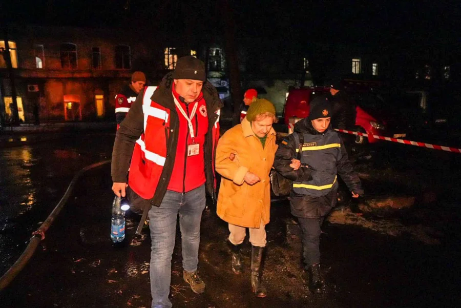 Рятувальники ведуть старшу жінку