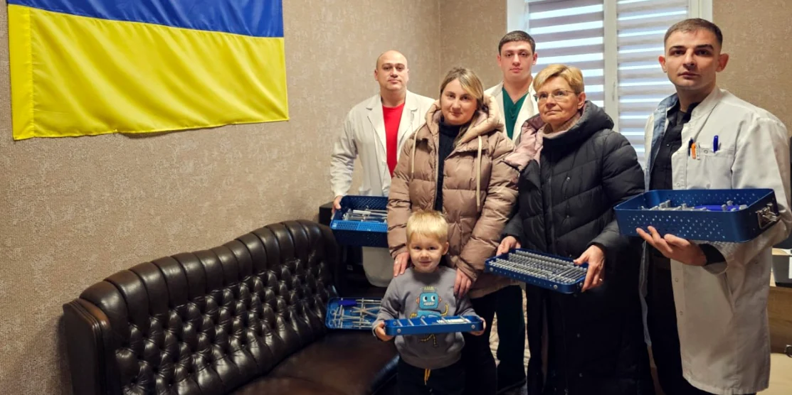Рідні померлого героя, лікарі, закуплений інструментарій.